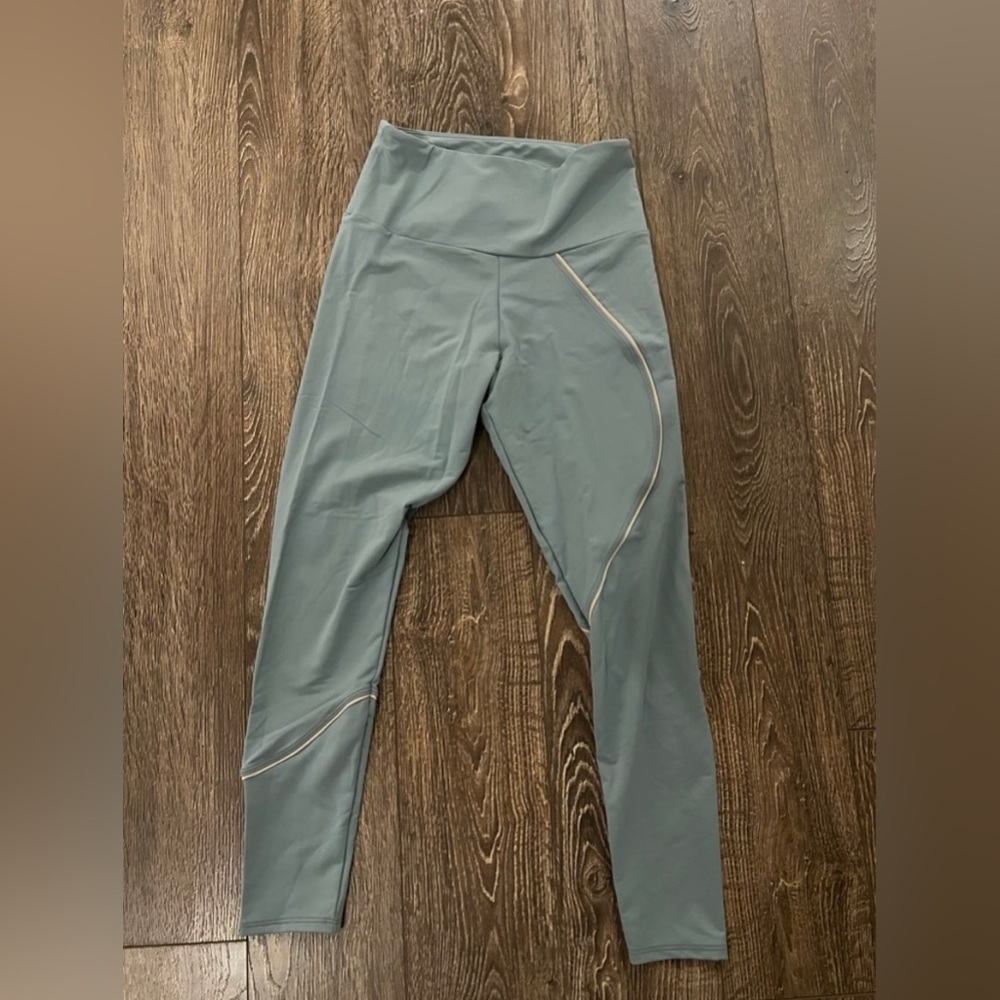 NWOT Onzie Small Aqua leggings.